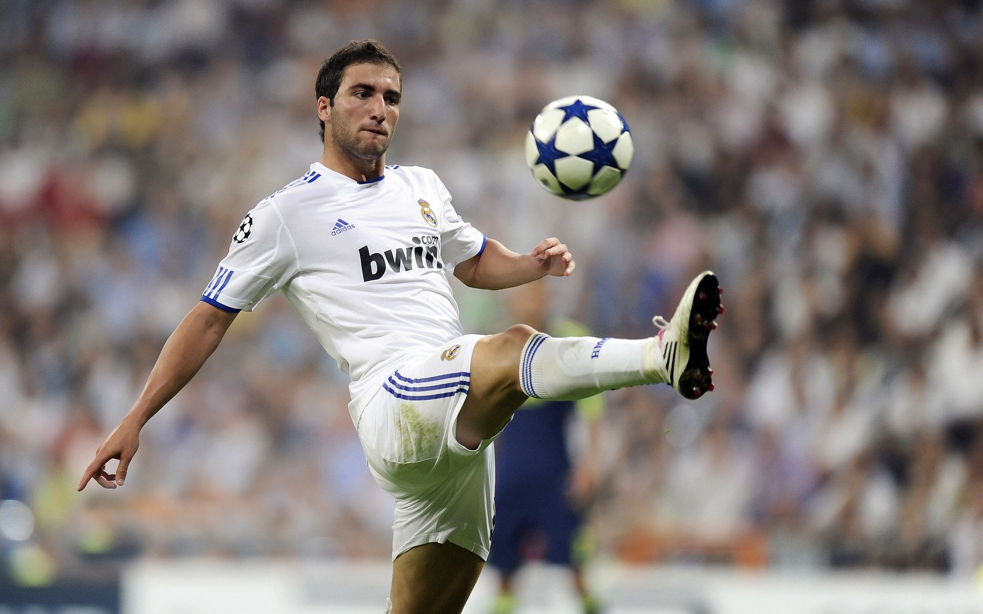 中国男足在巴黎奥运会比赛中以2-1战胜阿根廷，中国男足在巴黎奥运会比赛中以2-1战胜阿根廷队为主场