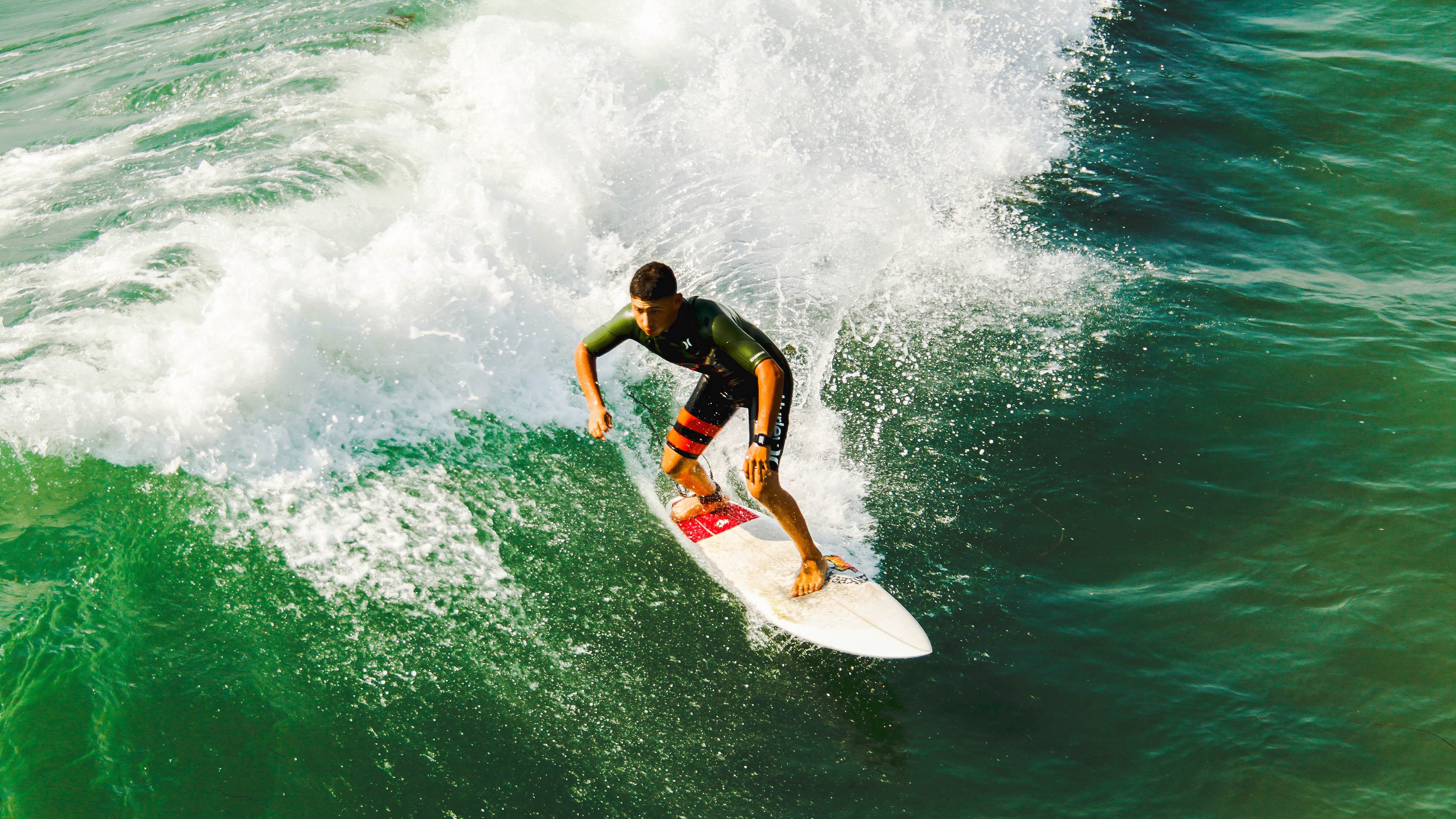 英超关键战役，精彩反击和关键扑救点燃赛场激情，英超总结